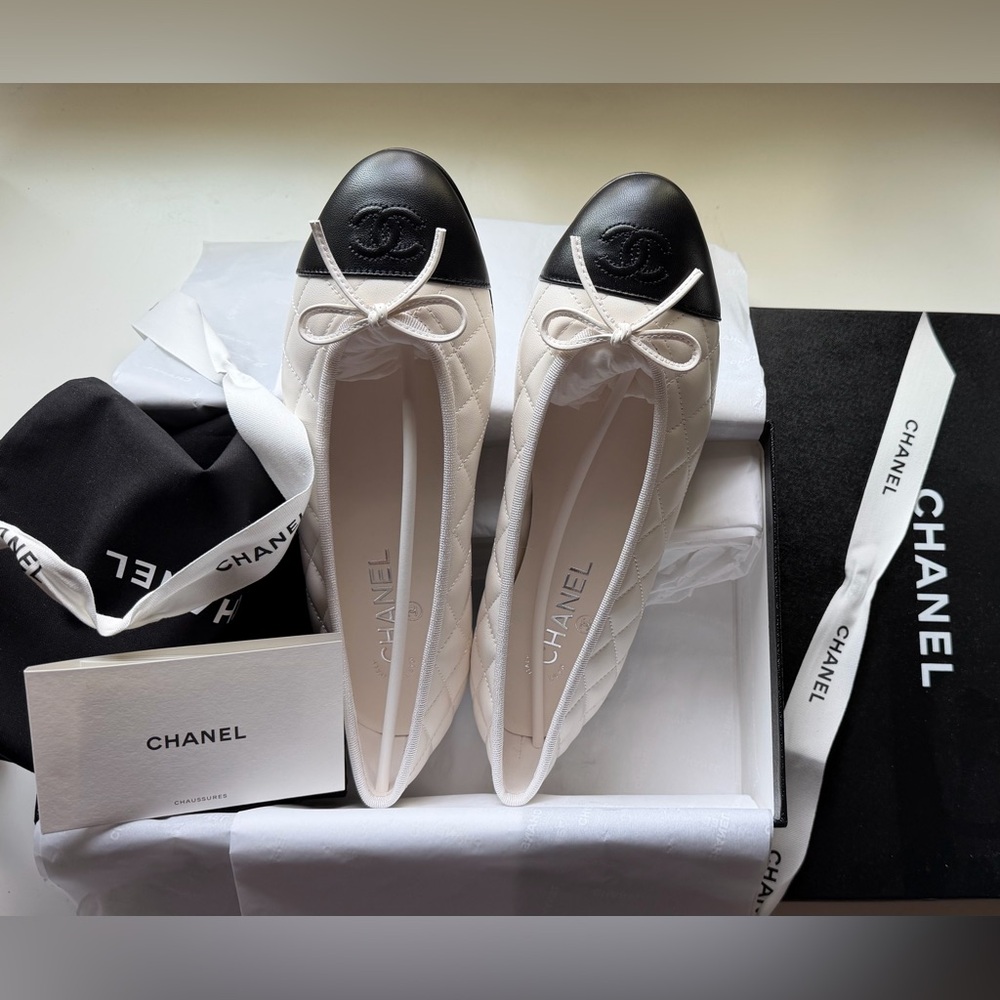 BNWT Chanel Black and White Quilted Ballerina Flats Shoes EU 39C
